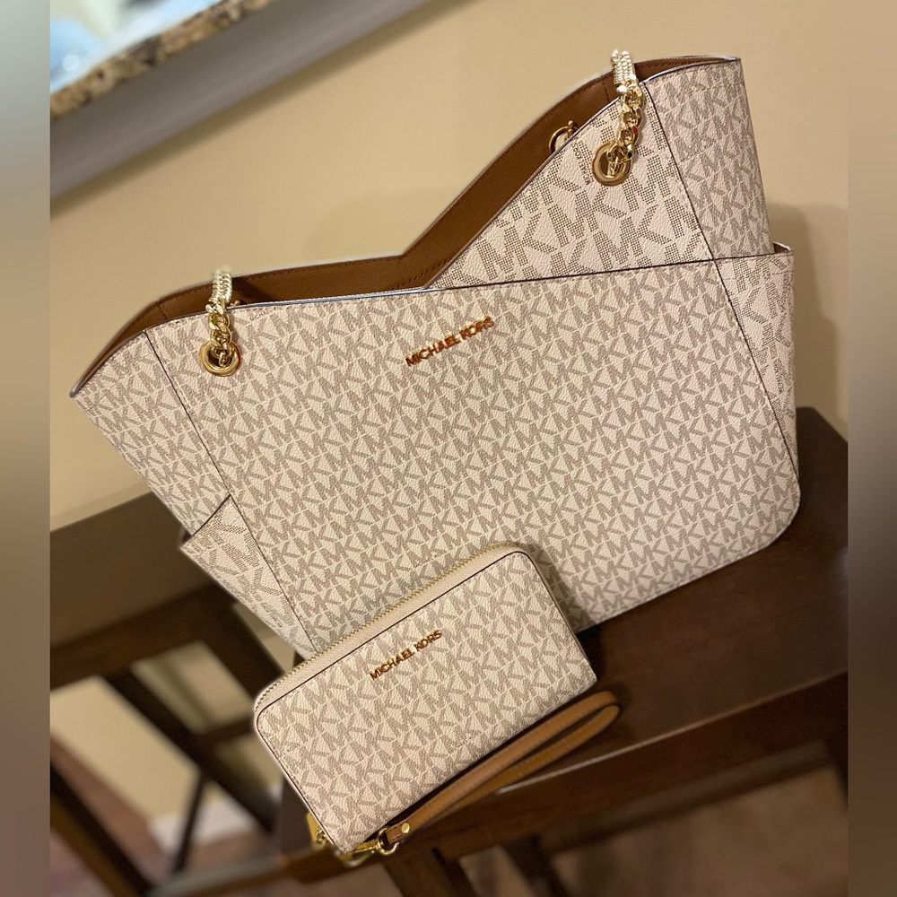 SOLD-MICHAEL Michael Kors Jet Set Large Logo Shoulder Bag